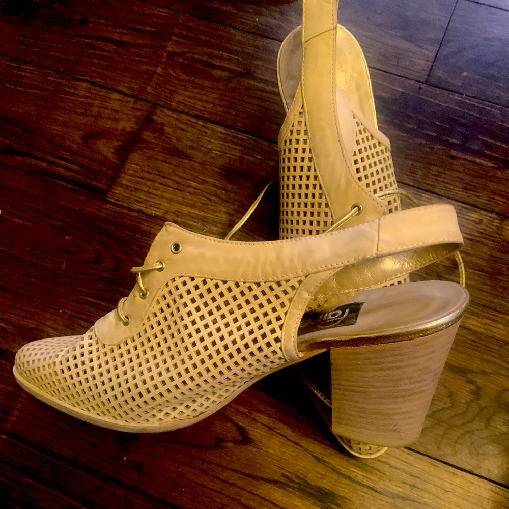 Women’s shoes could be worn with jeans or even a nice skirt. Size 7